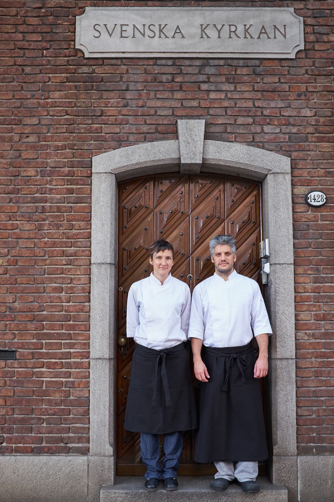 Nancy Sittman y Martín Varela, cocineros del Club Sueco, frente a la puerta de la Svenska Kyrkan